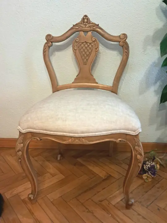 Silla descalzadora Alma decorada por La Tienda de Mayrit, alumna del Taller de decoración de muebles antiguos Alicia Designart Madrid. Muebles de colores, productos y cursos de decoración.