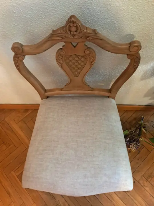 Silla descalzadora Alma decorada por La Tienda de Mayrit, alumna del Taller de decoración de muebles antiguos Alicia Designart Madrid. Muebles de colores, productos y cursos de decoración.