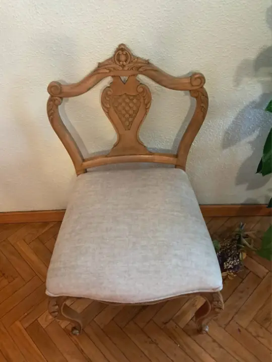 Silla descalzadora Alma decorada por La Tienda de Mayrit, alumna del Taller de decoración de muebles antiguos Alicia Designart Madrid. Muebles de colores, productos y cursos de decoración.