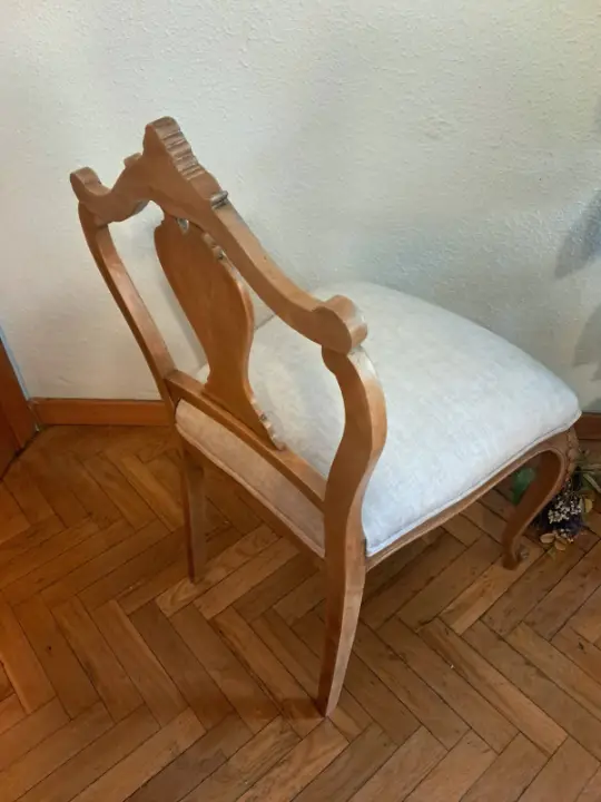 Silla descalzadora Alma decorada por La Tienda de Mayrit, alumna del Taller de decoración de muebles antiguos Alicia Designart Madrid. Muebles de colores, productos y cursos de decoración.