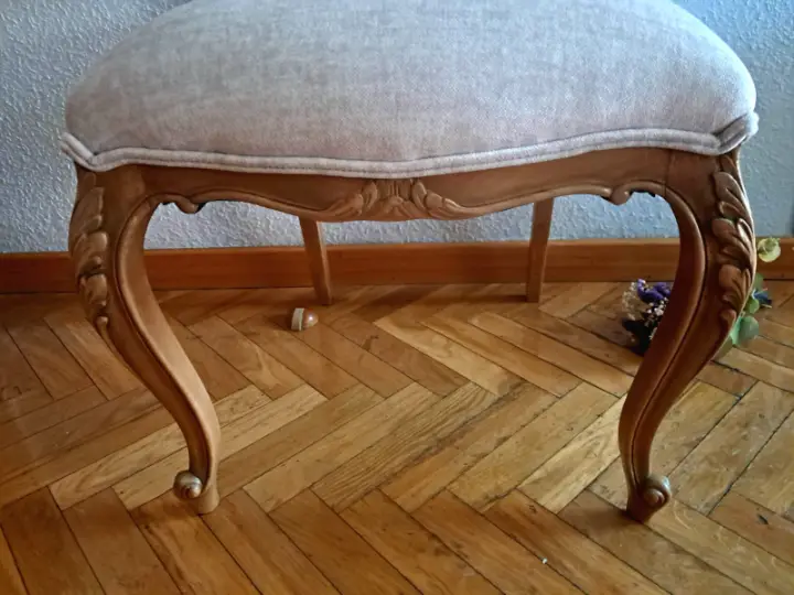 Silla descalzadora Alma decorada por La Tienda de Mayrit, alumna del Taller de decoración de muebles antiguos Alicia Designart Madrid. Muebles de colores, productos y cursos de decoración.