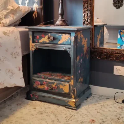 Conjunto de mesitas de noche "Sakura", pintadas a mano alzada y con pan de oro - Taller de decoración de muebles antiguos Alicia Designart Madrid. Muebles de colores, productos de decoración y cursos de decoración.