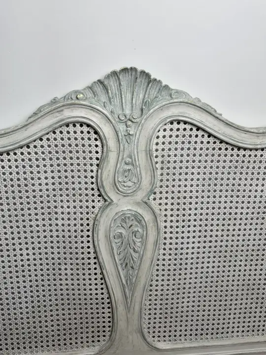 Cabecero "Suspiro Vintage" decorado por Un Toque Vintage, alumna del Taller de decoración de muebles antiguos Alicia Designart Madrid. Muebles de colores, productos y cursos de decoración.