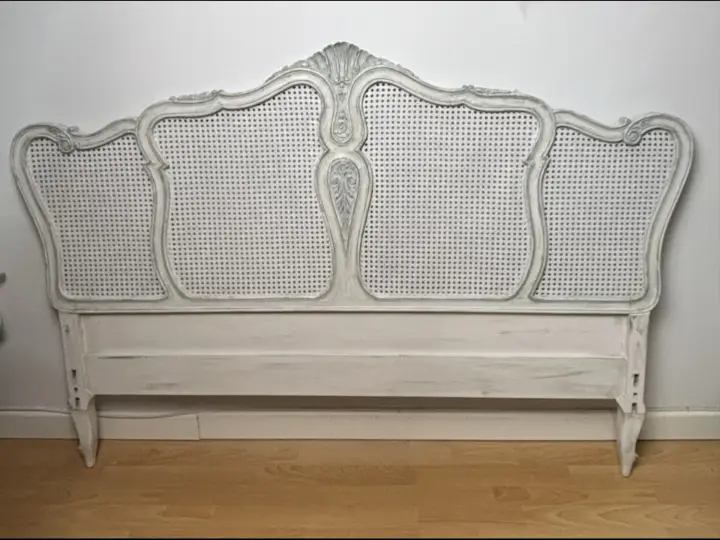 Cabecero "Suspiro Vintage" decorado por Un Toque Vintage, alumna del Taller de decoración de muebles antiguos Alicia Designart Madrid. Muebles de colores, productos y cursos de decoración.