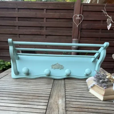 Perchero de pared de madera maciza, decorado por Un Toque Vintage - Taller de decoración de muebles antiguos Madrid. Muebles de colores, productos y cursos.