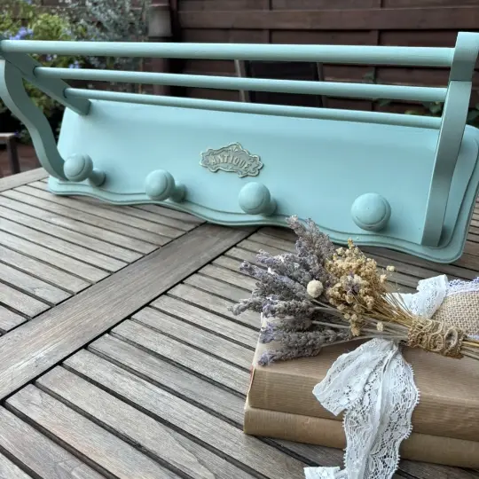 Perchero de pared de madera maciza, decorado por Un Toque Vintage - Taller de decoración de muebles antiguos Madrid. Muebles de colores, productos y cursos.