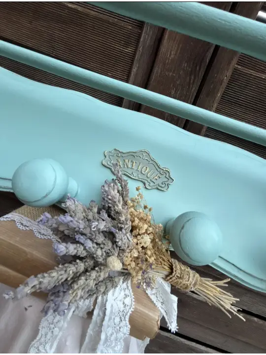 Perchero de pared de madera maciza, decorado por Un Toque Vintage - Taller de decoración de muebles antiguos Madrid. Muebles de colores, productos y cursos.