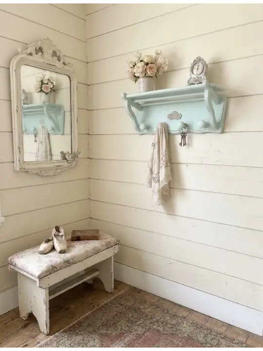 Perchero de pared de madera maciza, decorado por Un Toque Vintage - Taller de decoración de muebles antiguos Madrid. Muebles de colores, productos y cursos.