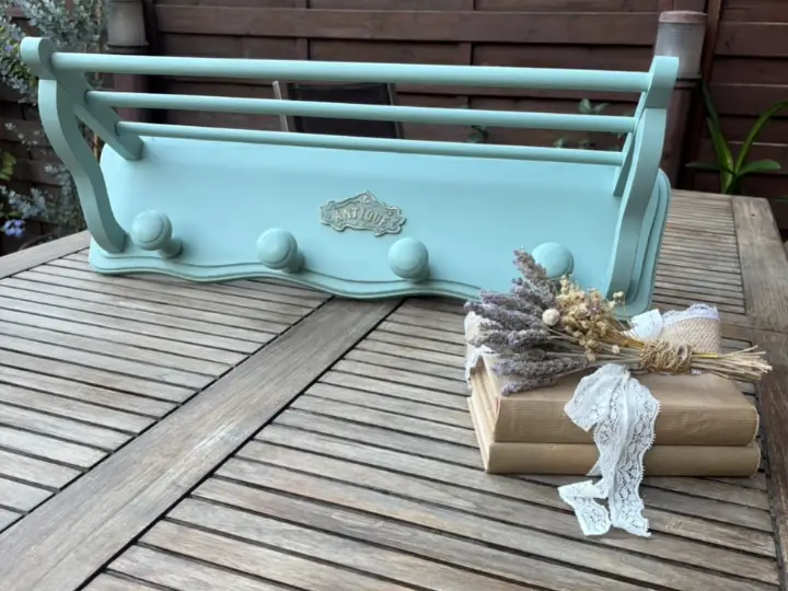 Perchero de pared de madera maciza, decorado por Un Toque Vintage - Taller de decoración de muebles antiguos Madrid. Muebles de colores, productos y cursos.