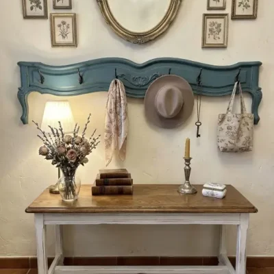 Perchero de pared de madera maciza, decorado por Un Toque Vintage - Taller de decoración de muebles antiguos Madrid. Muebles de colores, productos y cursos.