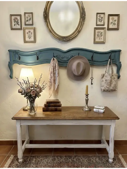 Perchero de pared de madera maciza, decorado por Un Toque Vintage - Taller de decoración de muebles antiguos Madrid. Muebles de colores, productos y cursos.