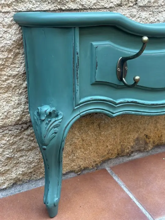 Perchero de pared de madera maciza, decorado por Un Toque Vintage - Taller de decoración de muebles antiguos Madrid. Muebles de colores, productos y cursos.