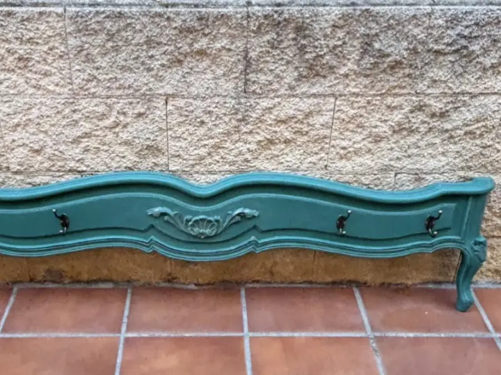 Perchero de pared de madera maciza, decorado por Un Toque Vintage - Taller de decoración de muebles antiguos Madrid. Muebles de colores, productos y cursos.
