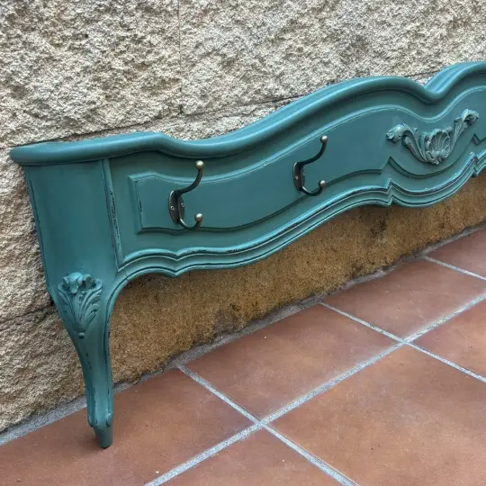 Perchero de pared de madera maciza, decorado por Un Toque Vintage - Taller de decoración de muebles antiguos Madrid. Muebles de colores, productos y cursos.