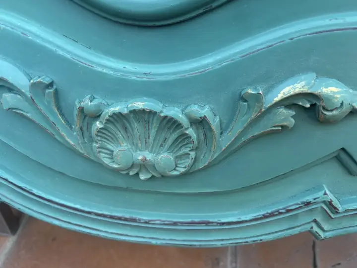 Perchero de pared de madera maciza, decorado por Un Toque Vintage - Taller de decoración de muebles antiguos Madrid. Muebles de colores, productos y cursos.