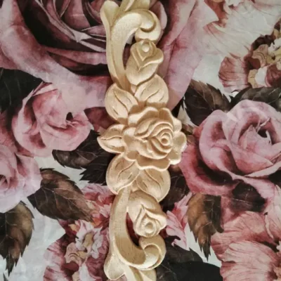 Aplique decorativo de madera con rosas - Taller de decoración de muebles antiguos Alicia Designart Madrid. Muebles de colores estilo Shabby Chic, Provenzal, Romántico, Nórdico